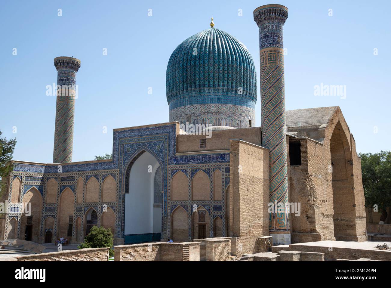 SAMARCANDA, UZBEKISTAN - 14 SETTEMBRE 2022: Sul territorio del mausoleo medievale di Gur-Emir (Tomba di Tamerlane). Samarcanda, Uzbekistan Foto Stock