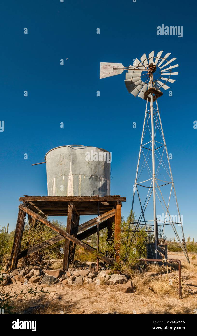 Mulino a vento, serbatoio dell'acqua, Bates Well Ranch, El Camino del Diablo, Organ Pipe Cactus National Monument, Arizona, USA Foto Stock