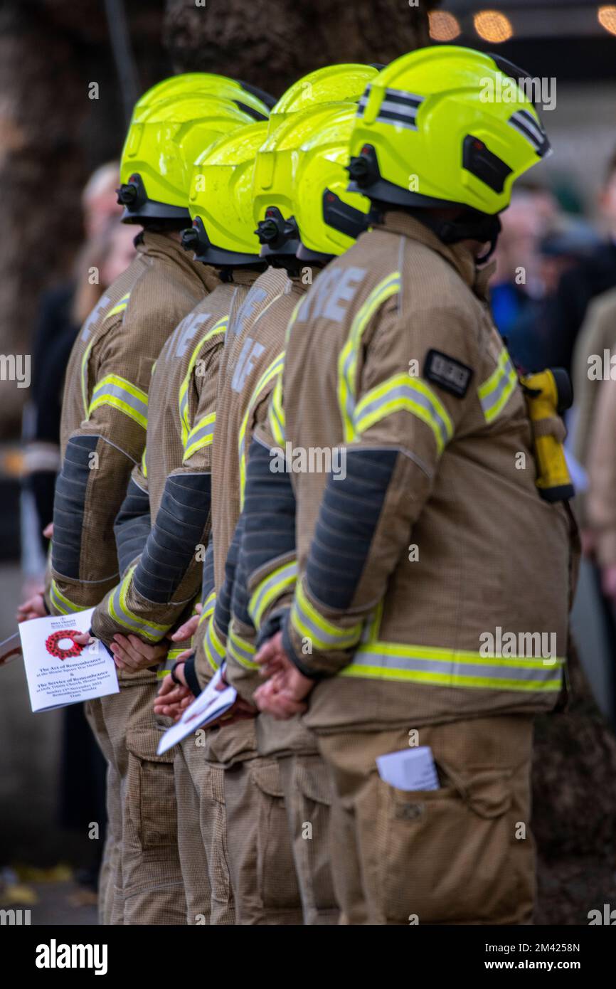 I vigili del fuoco della London Fire Brigade assistono ad un servizio di giorno commemorativo nel centro di Londra Foto Stock