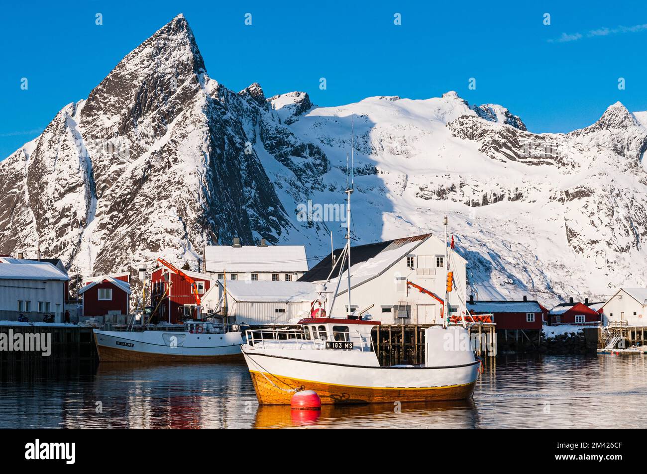 Barche da pesca presso il piccolo porto di pesca durante l'inverno, Isole Lofoten, Norvegia. Foto Stock