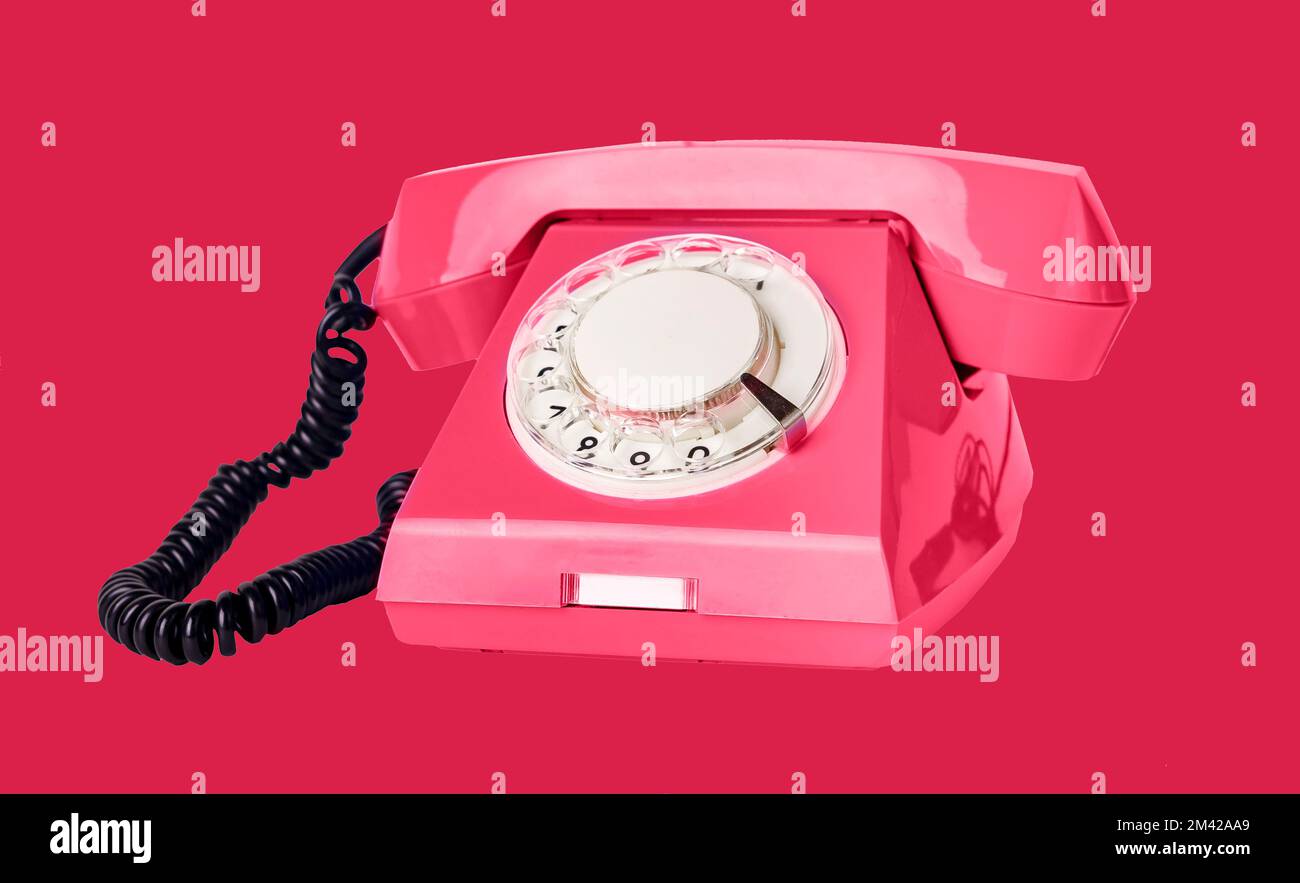 Telefono con teleselezione in stile retrò. Vecchio telefono obsoleto di colore Viva Magenta. Foto di alta qualità Foto Stock
