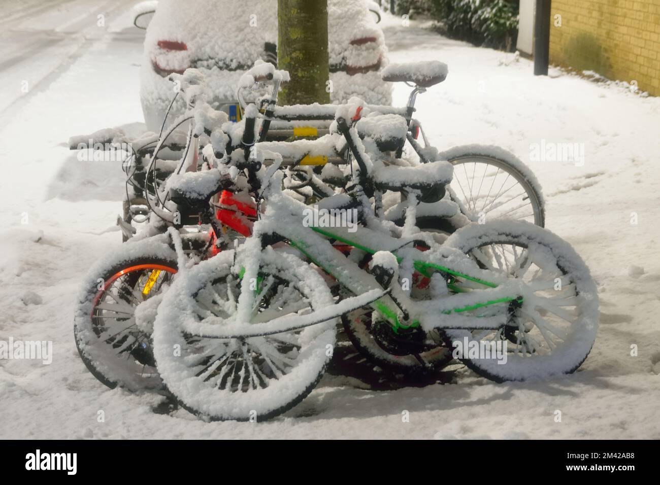 Bici per famiglie a Londra Snow - 11th dicembre 2022 Foto Stock