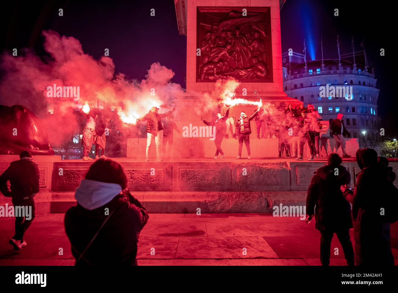 Londra, Regno Unito. 17th dicembre 2022. Coppa del mondo: I tifosi del Marocco hanno lasciato fuori i fuochi d'artificio post-partita a Trafalgar Square dopo aver perso il 2-1 per la Croazia al terzo posto finale alla Coppa del mondo 2022 in Qatar. Credit: Guy Corbishley/Alamy Live News Foto Stock