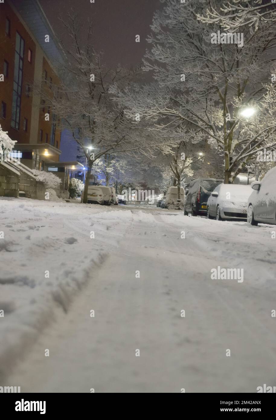 Vista sulla strada residenziale a Londra Snow - 11th dicembre 2022 Foto Stock