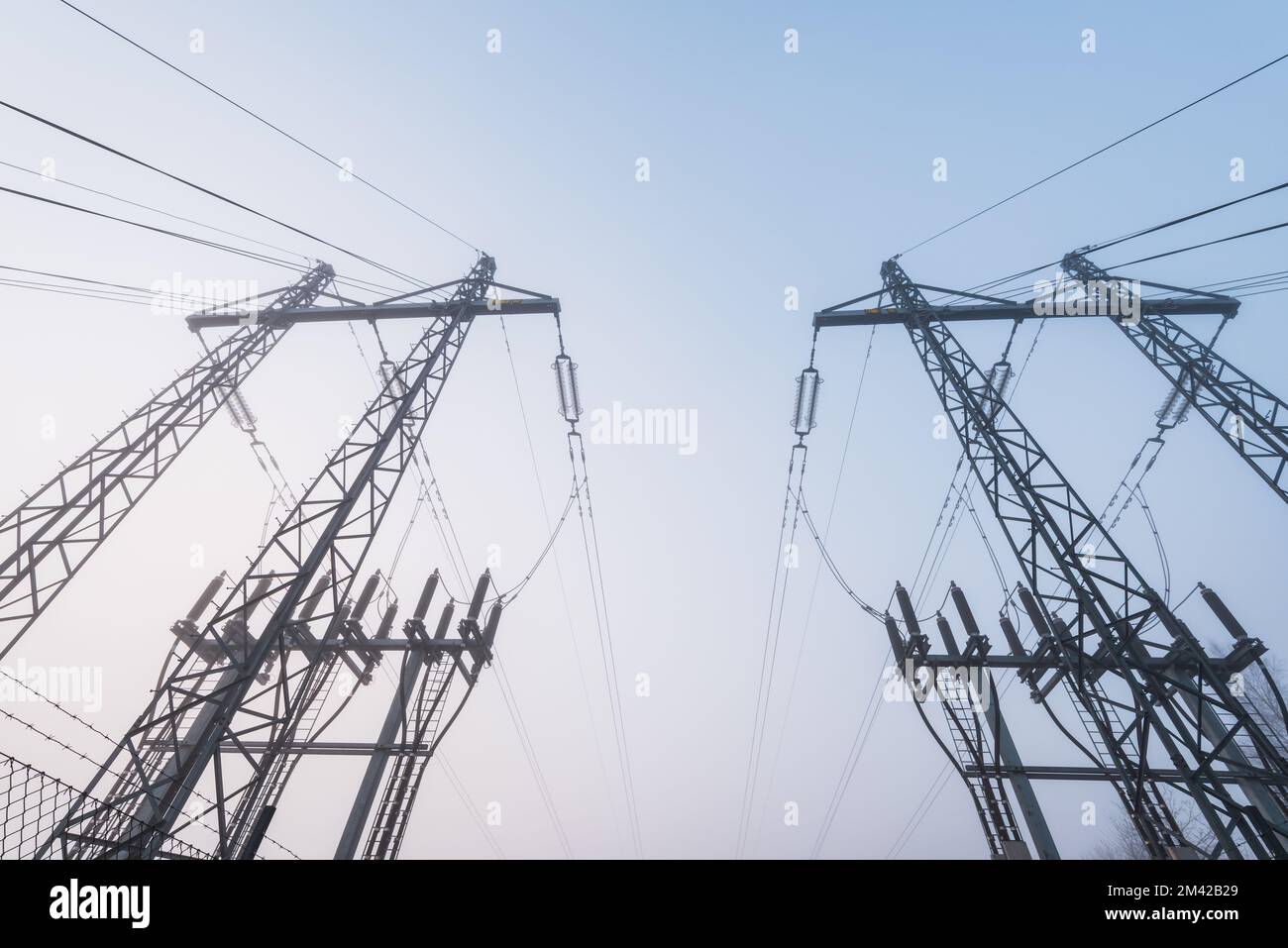 Linee elettriche in nebbia Foto Stock