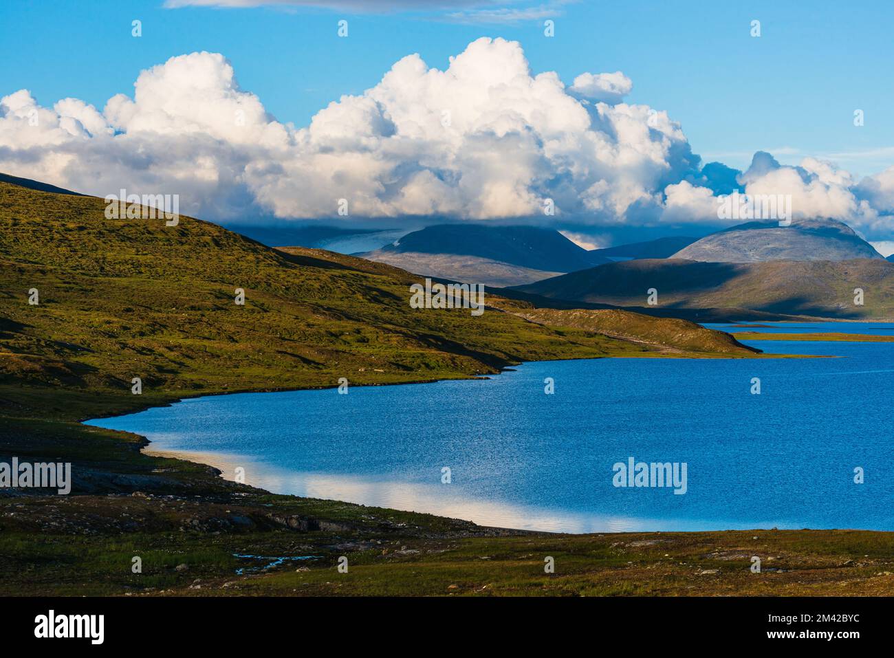 Lago e montagne in lontananza, Svezia. Foto Stock