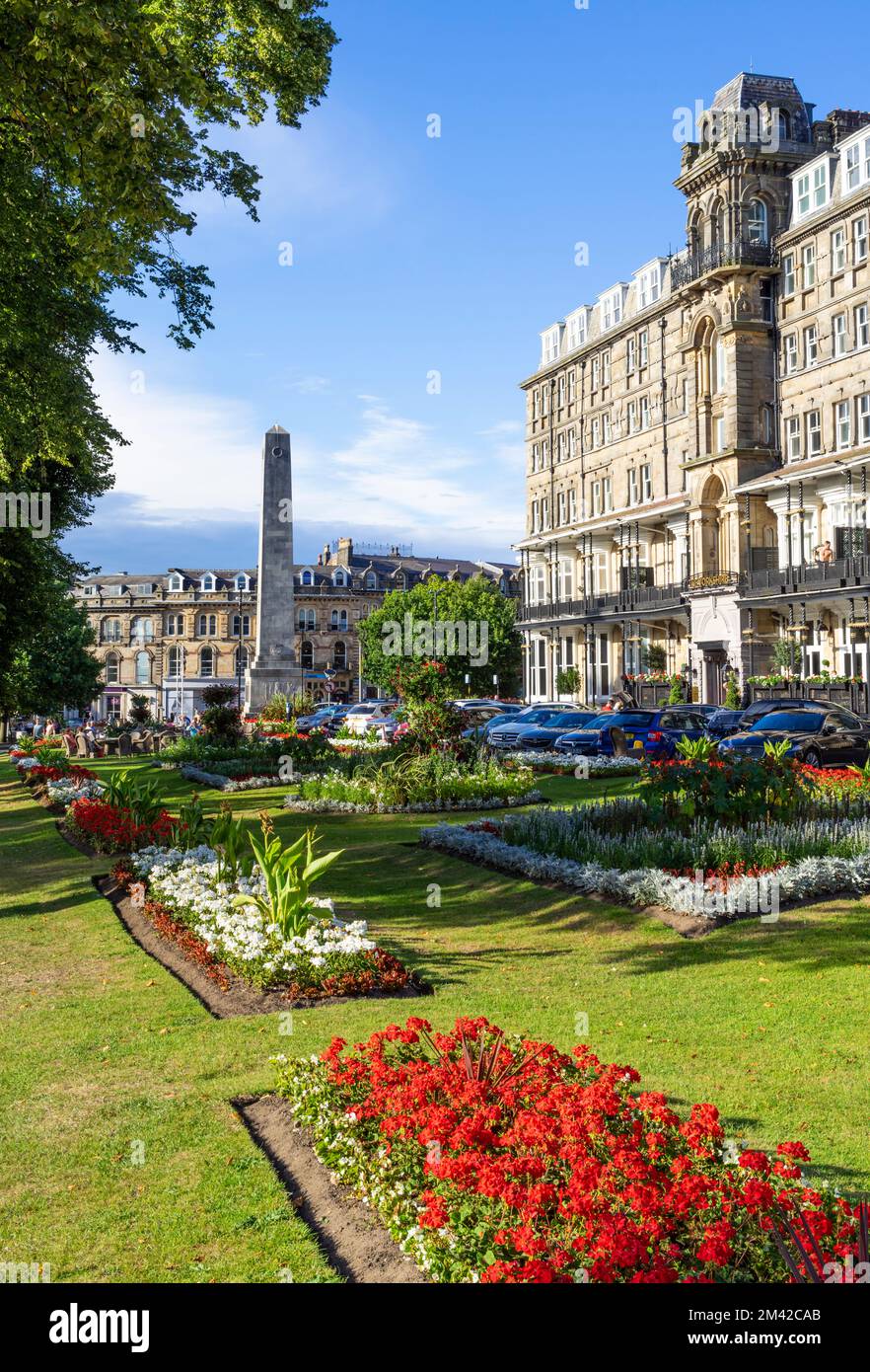 Harrogate North Yorkshire Harrogate Yorkshire The Yorkshire Hotel Cenotaph and Gardens Harrogate Yorkshire Inghilterra Regno Unito GB Europa Foto Stock