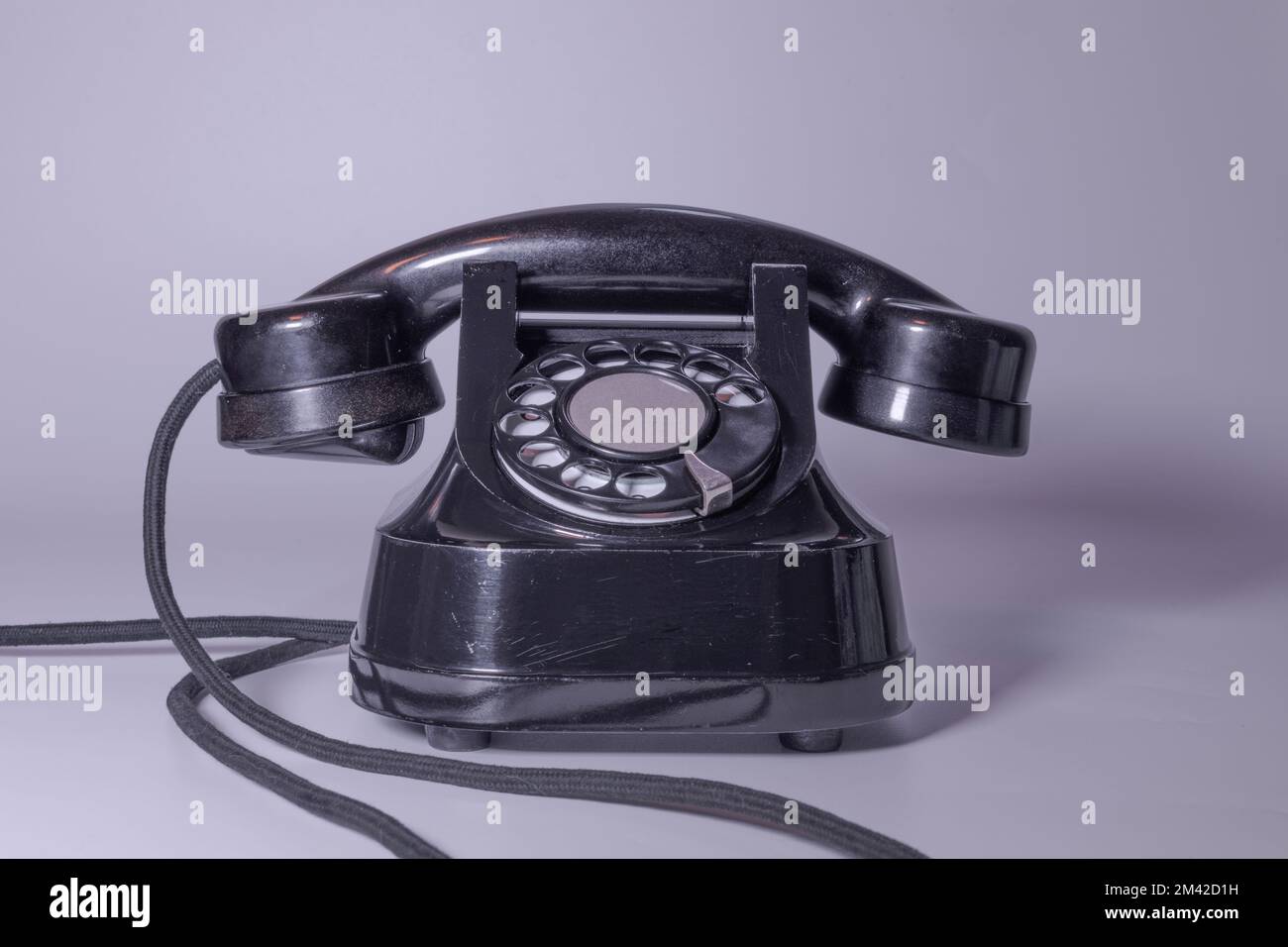 Telefono retro - vecchia rotativa nera con tracce di tempo e graffi. Foto Stock