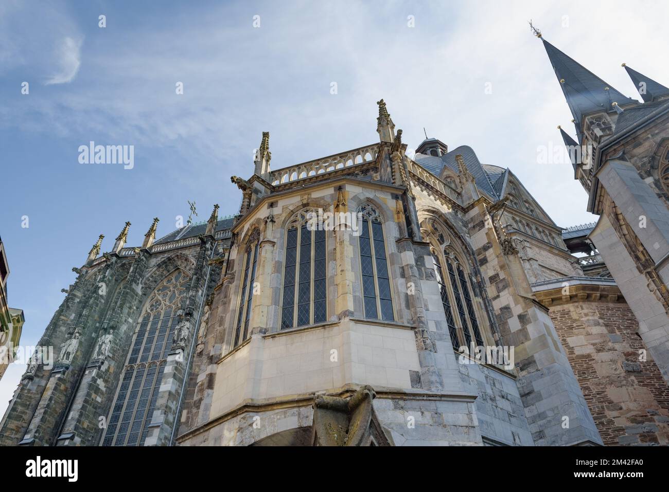 Aquisgrana. Colonia - Germania 24-08-2021. Frammento della torre della cattedrale di Aquisgrana. Su uno sfondo di cielo blu. Foto Stock