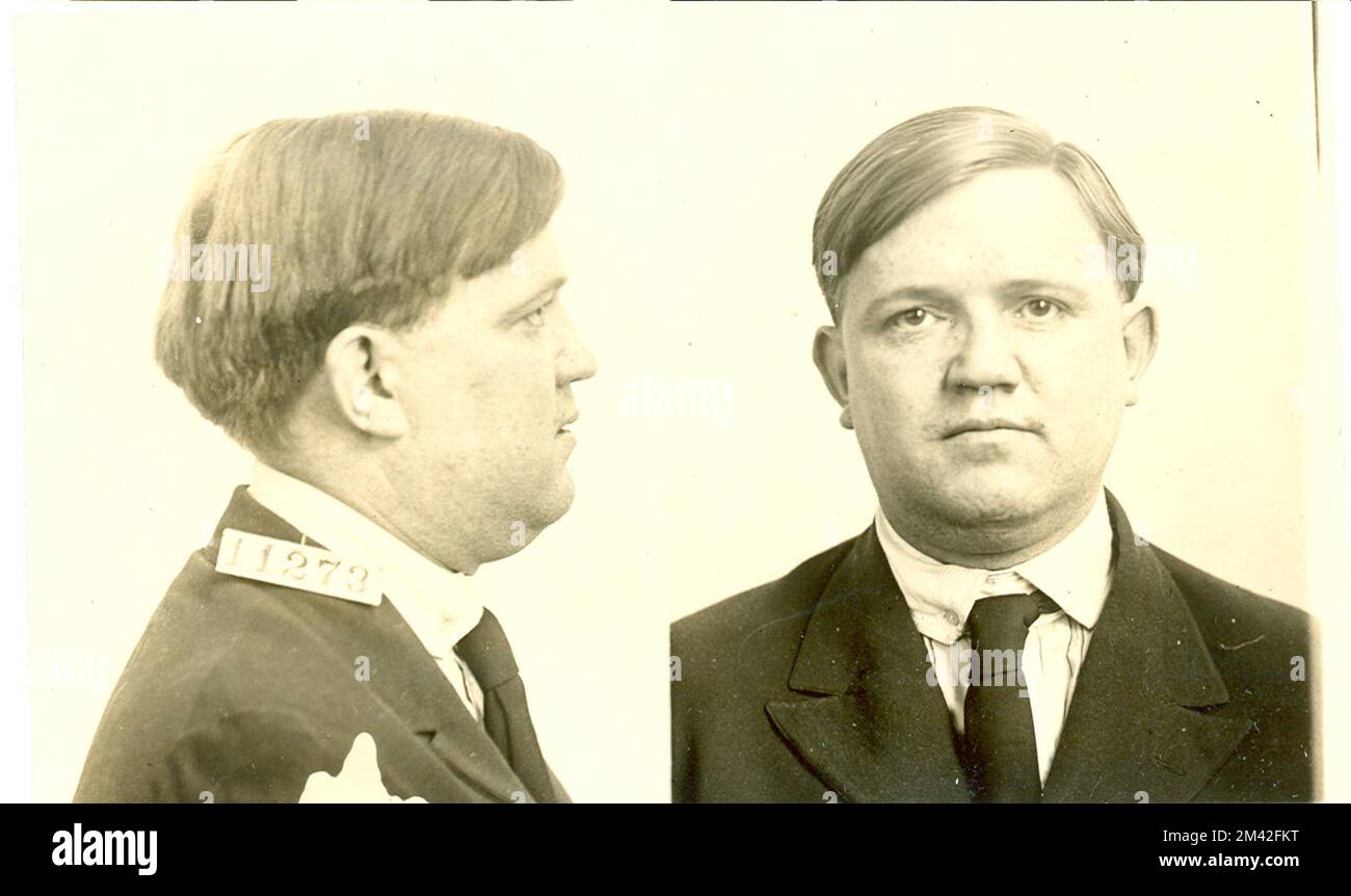 Edward B. Whitney, Inmate numero 11273, presso la Penitenzieria Federale di Leavenworth. Nel 1916, Edward B. Whitney è stato condannato per contraffazione. Whitney è arrivato a Leavenworth con i seguenti: '1 custodia ago, 1 rasoio, 1 pr. bottoni per polsino, 1 chiave, 1 scatola corta di crema fredda, 1 acqua igienica, 1 tubo di crema fredda, 1 bottiglia di acqua igienica, 1 talco, 2 saponi, 1 sacco di zucchero, 1 carte da gioco, 2 gomme, 2 libri di carta, 43 buoni, 1 custodia per gioielli, 1 cornice per bicchieri, 3 cartelloni, 1 libretto di assegni e copertina, 3 quaderni, 1 libretto di ricevute, 1 cacciavite, 2 coltelli, 1 martello, 1 lima, 1 sfera di vetro, 1 p Foto Stock