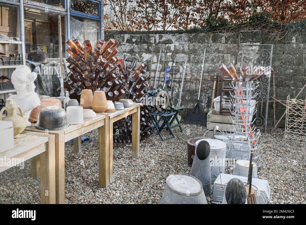Tongeren. Limburgo - Belgio 13-02-2022. Vecchi utensili domestici al mercato delle pulci. Bottiglie vuote, pentole, lattine da annaffiatura Foto Stock
