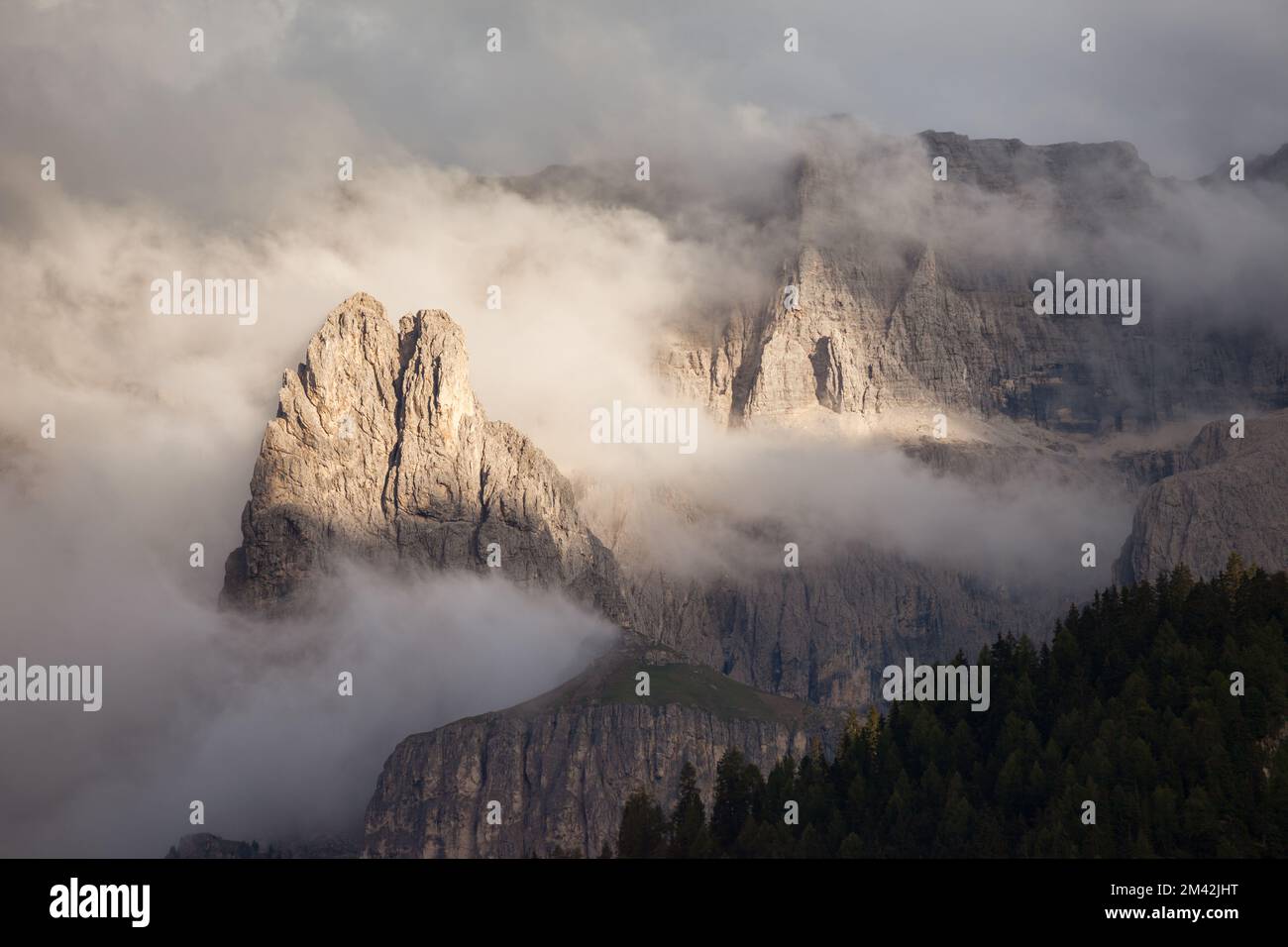 Vista sul gruppo del Sella in una giornata nuvolosa - Val Gardena, Dolomiti Foto Stock