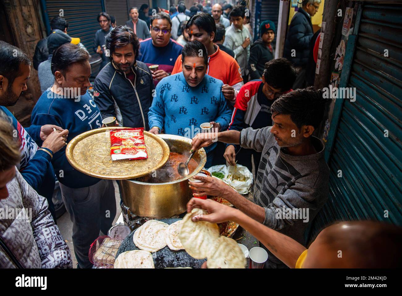 Vecchia Delhi, India. 18th Dec, 2022. Un uomo che serve Lotan Chole Kulche in un famoso negozio di Street food nella Vecchia Delhi. (Foto di Pradeep Gaur/SOPA Images/Sipa USA) Credit: Sipa USA/Alamy Live News Foto Stock