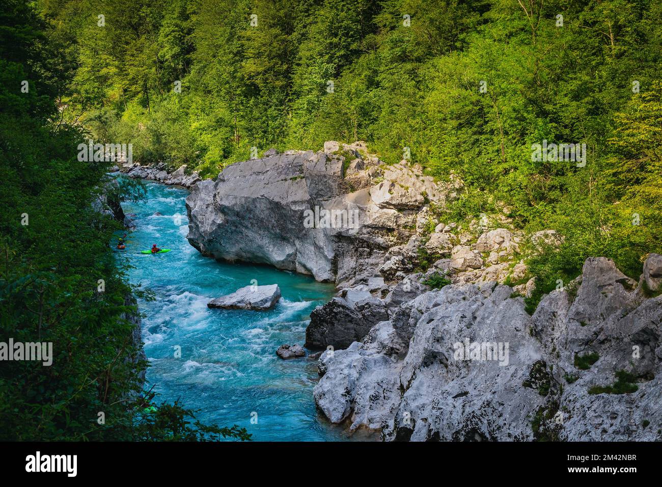 Pittoresco paesaggio naturale con kayak e meta escursionistica. Bel fiume Soca con gola rocciosa nella foresta verde, Bovec, Slovenia, Europa Foto Stock