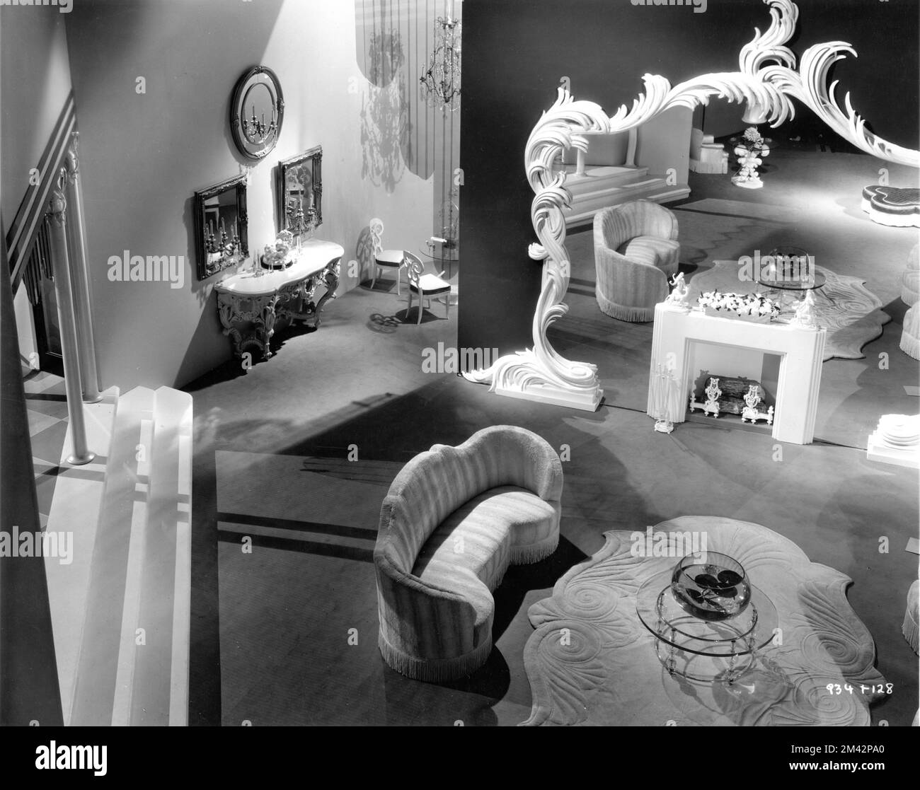 Set Reference Still of Modern Baroque Penthouse for ELEANOR POWELL JAMES STEWART and VIRGINIA BRUCE in BORN TO DANCE 1936 regista ROY DEL RUTH art direction Cedric Gibbons associati direttori d'arte Edwin B. Willis e Joseph C. Wright produttore Jack Cummings Metro Goldwyn Mayer Foto Stock