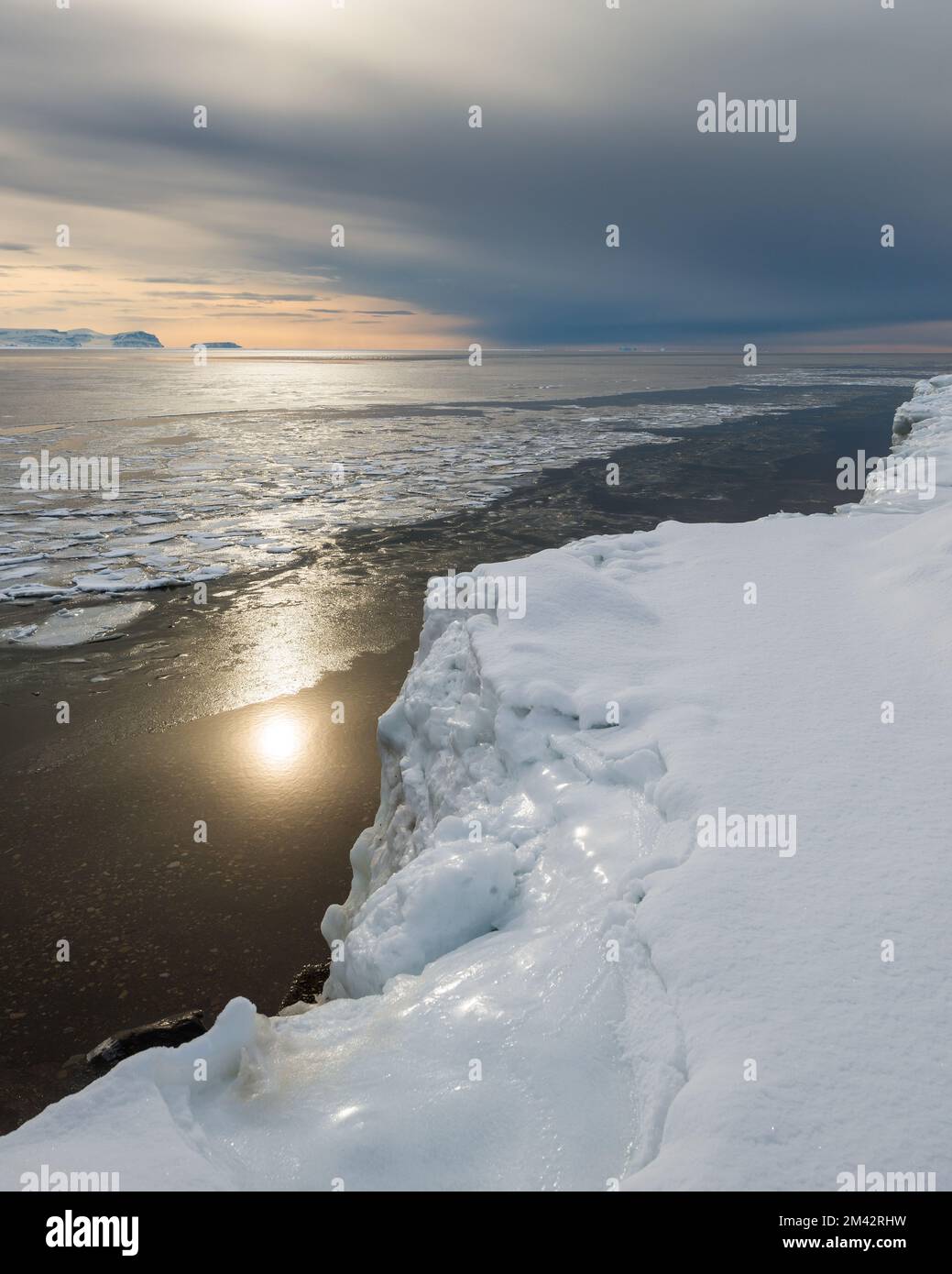 Sole che splende sul mare ghiacciato, Groenlandia. Foto Stock