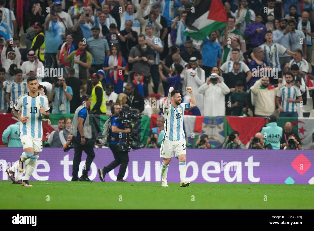 LUSAIL, QATAR - 18 DICEMBRE: Il giocatore dell'Argentina combatte per la palla con il giocatore della Francia durante la finale della Coppa del mondo FIFA Qatar 2022 tra Argentina e Francia al Lusail Stadium il 18 dicembre 2022 a Lusail, Qatar. (Foto di Florencia Tan Jun/PxImages) (Florencia Tan Jun/SPP) Credit: SPP Sport Press Photo. /Alamy Live News Foto Stock