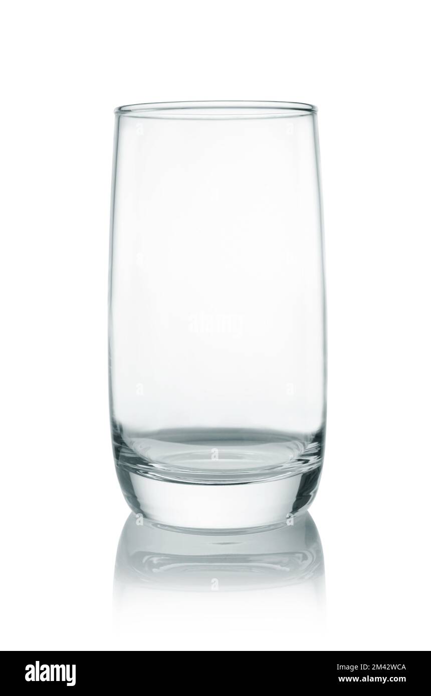 Calice trasparente in vetro vuoto isolato su bianco. Foto Stock
