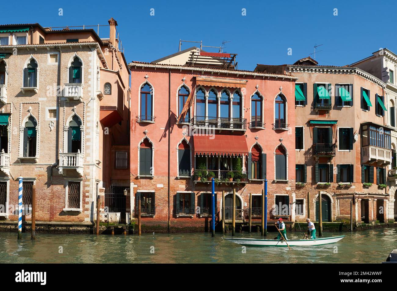Canale, antiche facciate e barca a remi a Venezia Foto Stock
