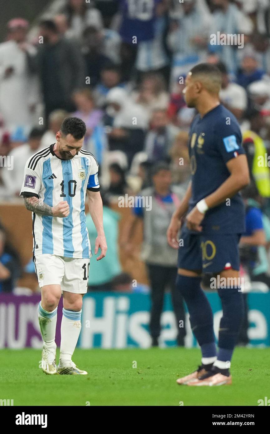 18 dicembre 2022: LUSAIL, QATAR - 18 DICEMBRE: Il giocatore dell'Argentina combatte per la palla con il giocatore della Francia durante la Coppa del mondo FIFA Qatar 2022 finale di incontro tra Argentina e Francia al Lusail Stadium il 18 dicembre 2022 a Lusail, Qatar. (Credit Image: © Florencia Tan Jun/PX Imagens via ZUMA Press Wire) Foto Stock