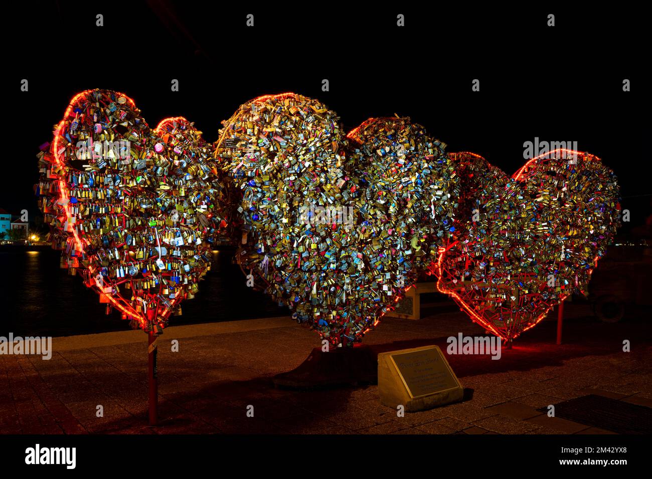 Punda Love Hearts (lucchetti d'amore) di Carlos Blaaker di notte. Willemstad, Curacao, Antille olandesi Foto Stock