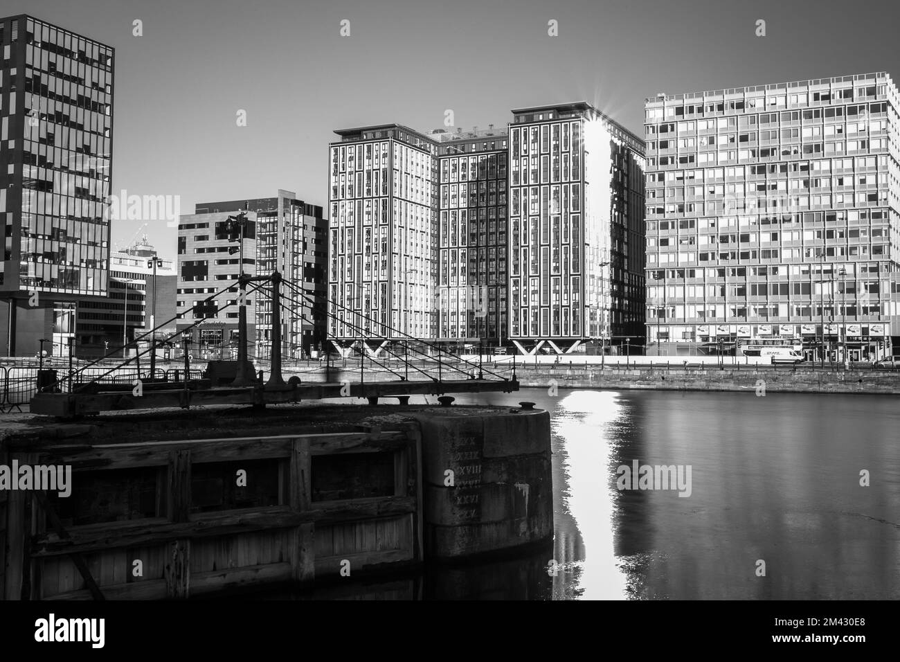 Immagine dall'iconico lungomare di Liverpool, luce, angoli e riflessi Foto Stock