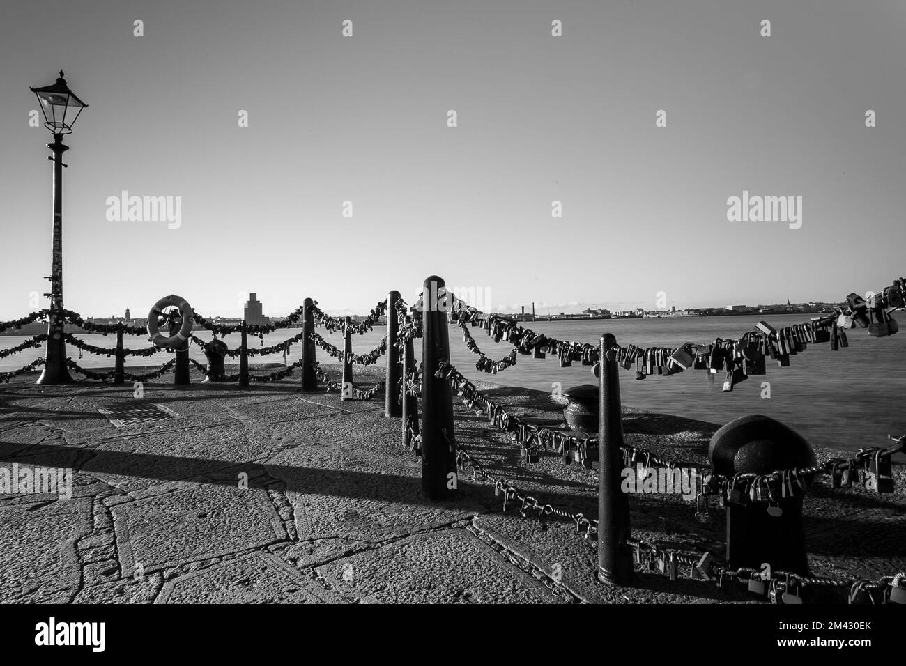 Immagine dall'iconico lungomare di Liverpool, luce, angoli e riflessi Foto Stock