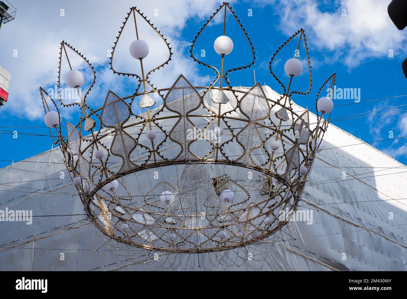 Enorme lampadario a forma di corona di luci di Natale. Foto Stock