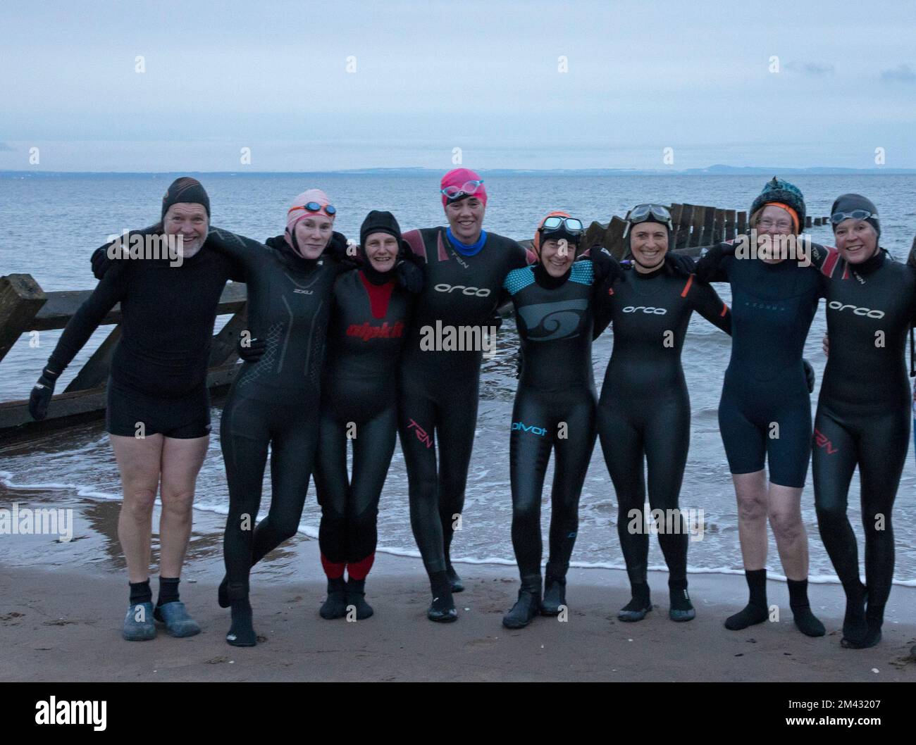 Portobello, Edimburgo, Scozia, Regno Unito. 18th dicembre 2022. Una sfida di nuoto dalla Norvegia allo Shetland per i Samaritani a causa del loro ruolo vitale nella prevenzione del suicidio. Questa mattina un gruppo di amici ha sfidato il Firth of Forth, la spiaggia di Portobello a Edimburgo, Una nuotata all'alba in memoria di Michael Findlay, che è tragicamente morto poco più di un anno fa. Gli amici nuotano per beneficenza a distanza da Bergen a Lerwick, circa 370km km, in mare e piscine. Il fundraiser è stato avviato per i samaritani venerdì scorso e collettivamente come gruppo hanno swum oltre 40k del target 370k. Credito: ArchWhite Foto Stock