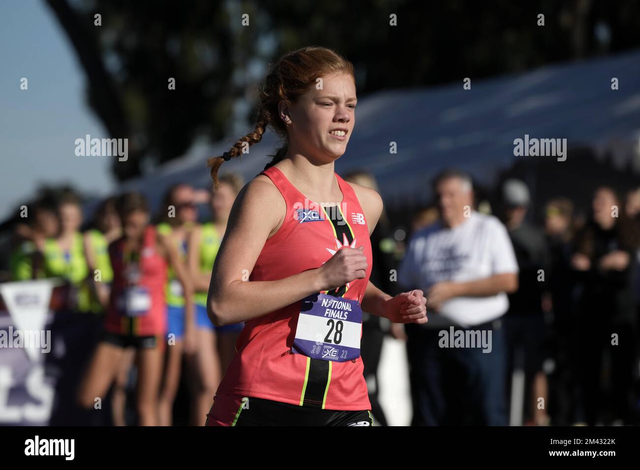 Mary Bonner Dalton si piazza dodicesima nella gara femminile alle 17:45,9, alla 43a finale nazionale dei Campionati sportivi di fondo della High School, sabato 10 dicembre 2022, a San Diego. Foto Stock