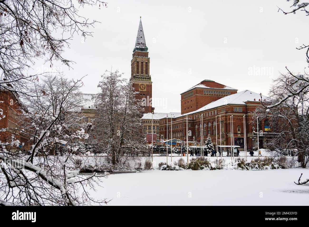 Zugefrorener und Schnee bedeckter see in der Innenstadt Kiels mit Blick auf das Rathaus und des Opernhaus im Dezember Foto Stock