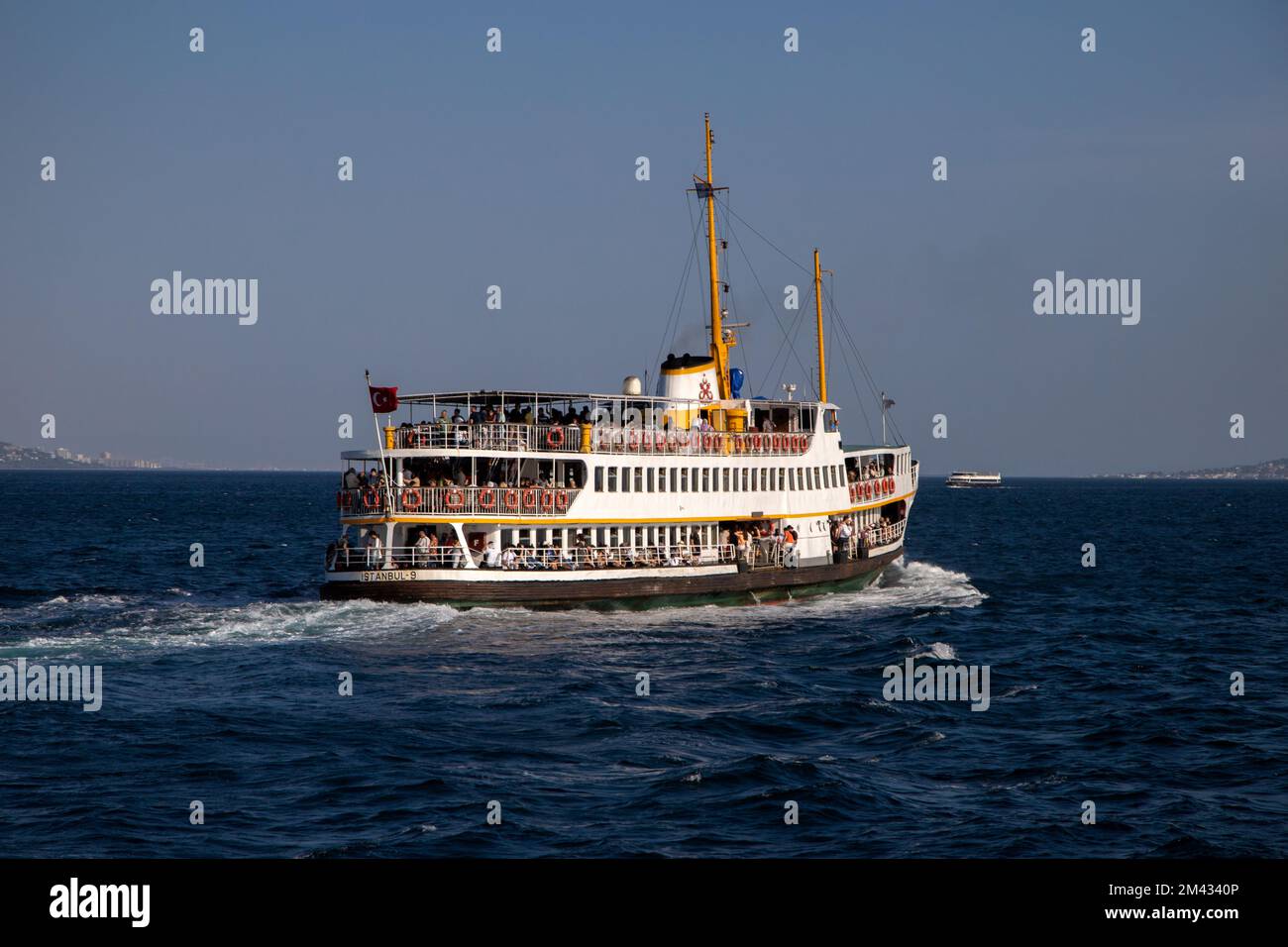 Istanbul, Turchia - 08-29-2022:un vecchio vaporetto trasporta i passeggeri a Istanbul Foto Stock