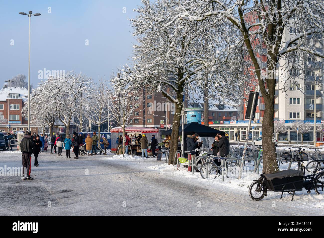 Auf dem Wochenmarkt am Exerzierplatz in Kiel werden im Winter wärmende Getränke gereicht Foto Stock