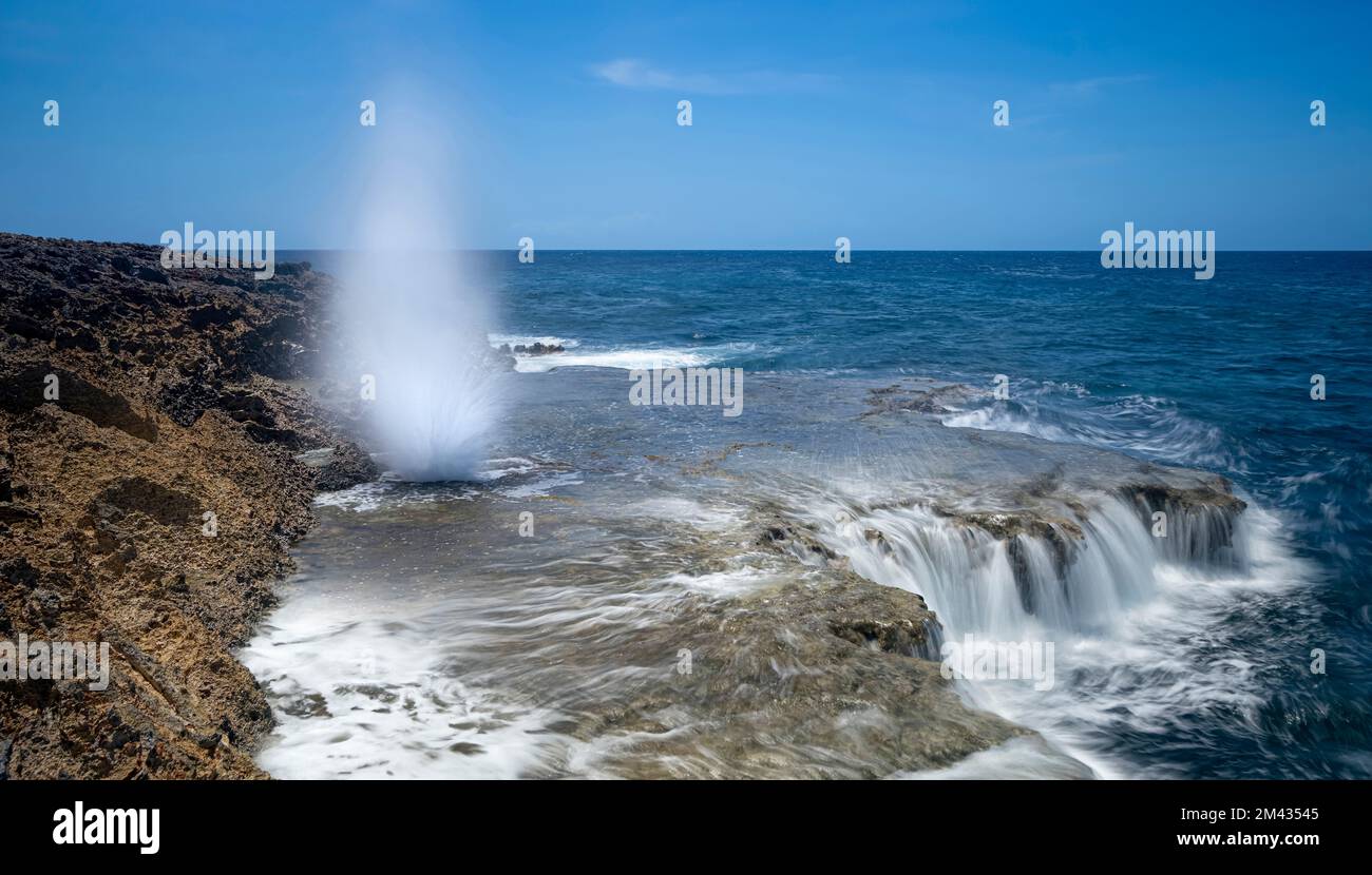 Blowhole vicino Watamula Hole situato sulla punta più settentrionale di Curao, Antille Olandesi, Isole ABC Foto Stock