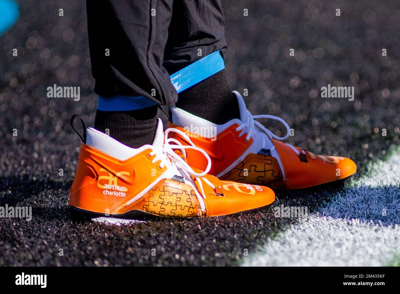Charlotte, North Carolina, Stati Uniti. 18th Dec, 2022. Carolina Panthers Tight End Tommy Tremble (82) mostra supporto per autismo Charlotte durante i warm up della NFL matchup a Charlotte, NC. (Scott Kinser/Cal Sport Media). Credit: csm/Alamy Live News Foto Stock