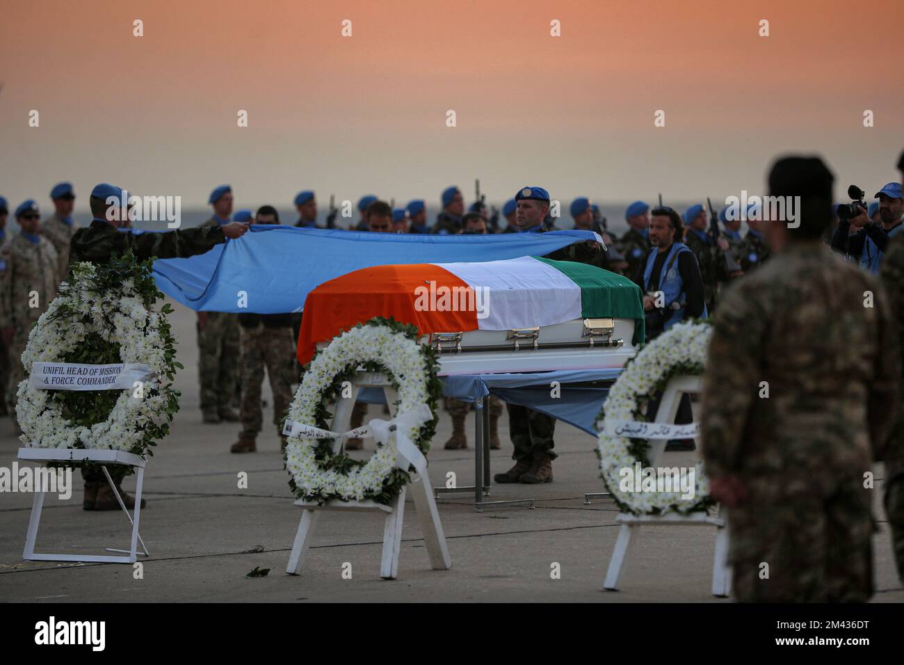 Beirut, Libano. 18th Dec, 2022. La bara del custode della pace irlandese che serve con la forza ad interim delle Nazioni Unite in Libano (UNIFIL) Sean Rooney, morto all'inizio di questa settimana nel Libano meridionale, è circondata da soldati durante una cerimonia di rimpatrio all'aeroporto di Beirut prima di essere riassunta da un aereo militare irlandese. Credit: Marwan Naamani/dpa/Alamy Live News Foto Stock