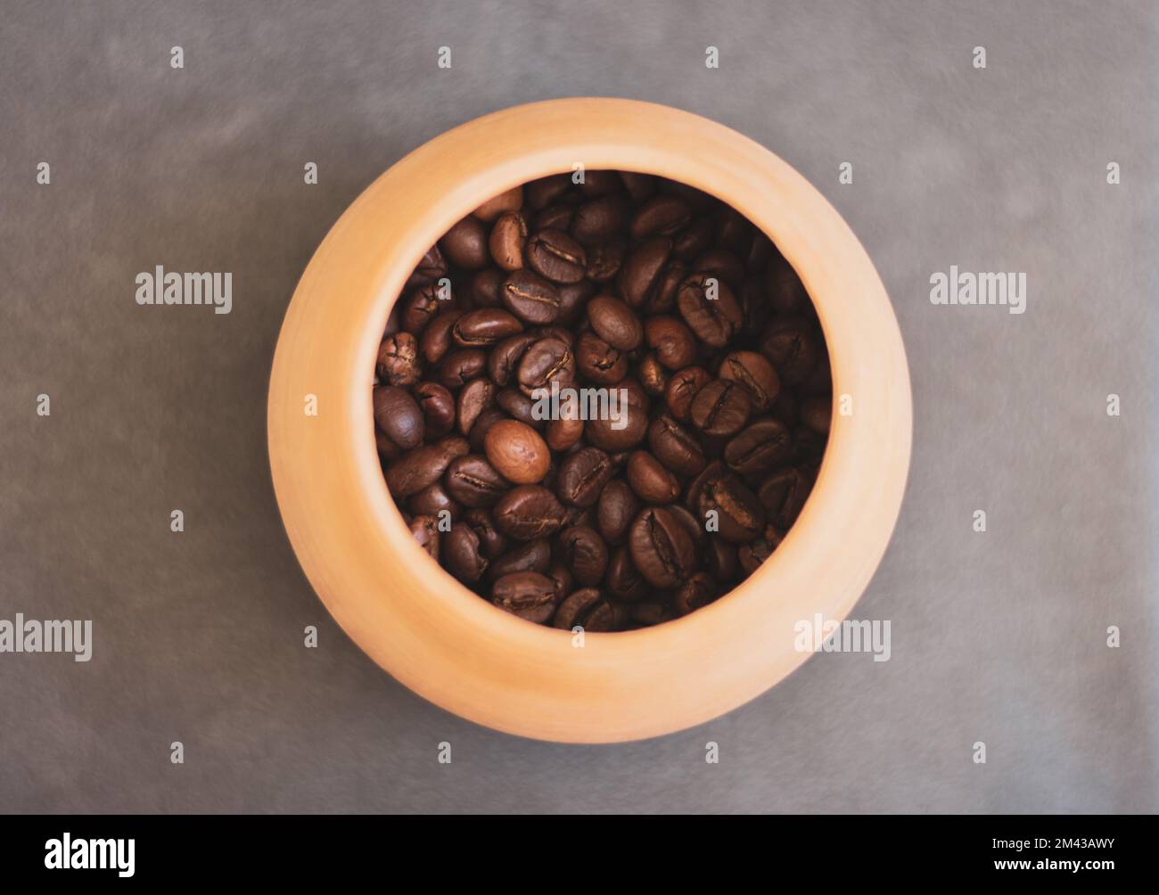 Chicchi di caffè in recipiente di argilla. Caffè tostato marrone. Bevanda a base di caffeina. Caffetteria. Bevande aromatiche. Chicchi di caffè alla luce del sole. Bevande del mattino. Tazza arabica. Foto Stock