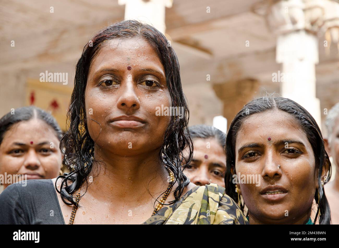 L'attrazione principale per i pellegrini è un cerchio-doccia a 22 stazioni tutto intorno al Tempio di Ramanathaswamy. Questa cerimonia sta lavando via differente Foto Stock