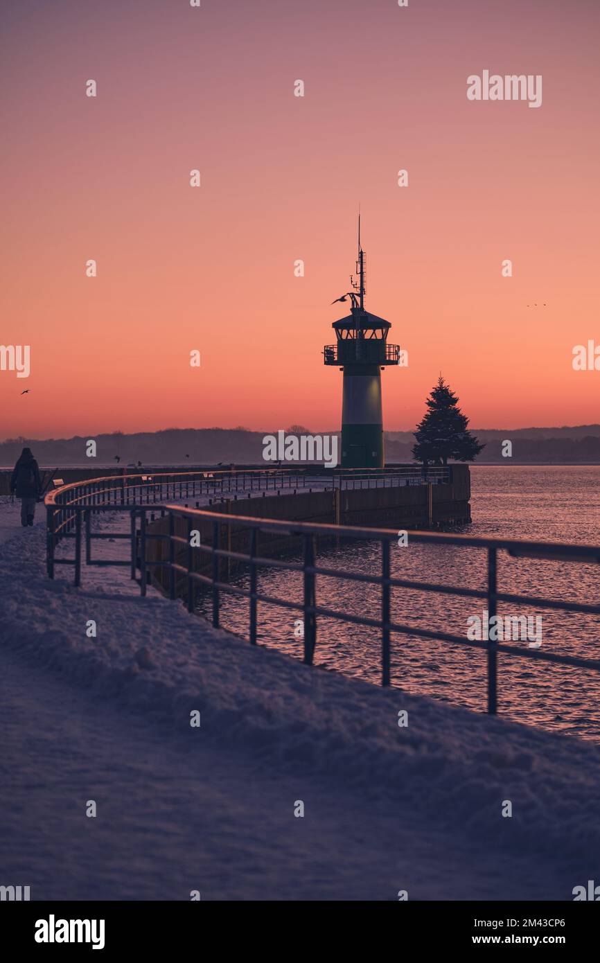 Faro e albero di Natale a Travemunde. Foto di alta qualità Foto Stock