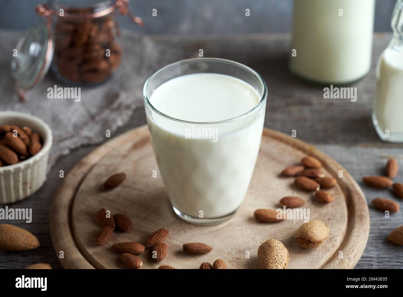 Una tazza di latte di mandorle vegane su un tavolo. Fonte alternativa sana di proteina. Foto Stock