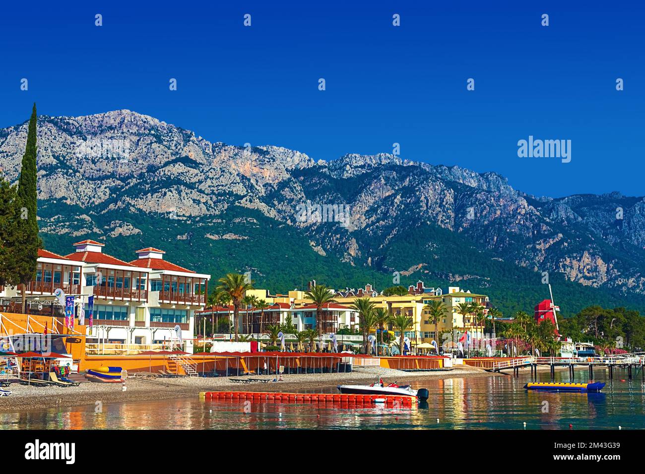 Splendida vista sulla costa di Kemer. Montagne e mare, spiaggia di Kemer, Turchia Foto Stock