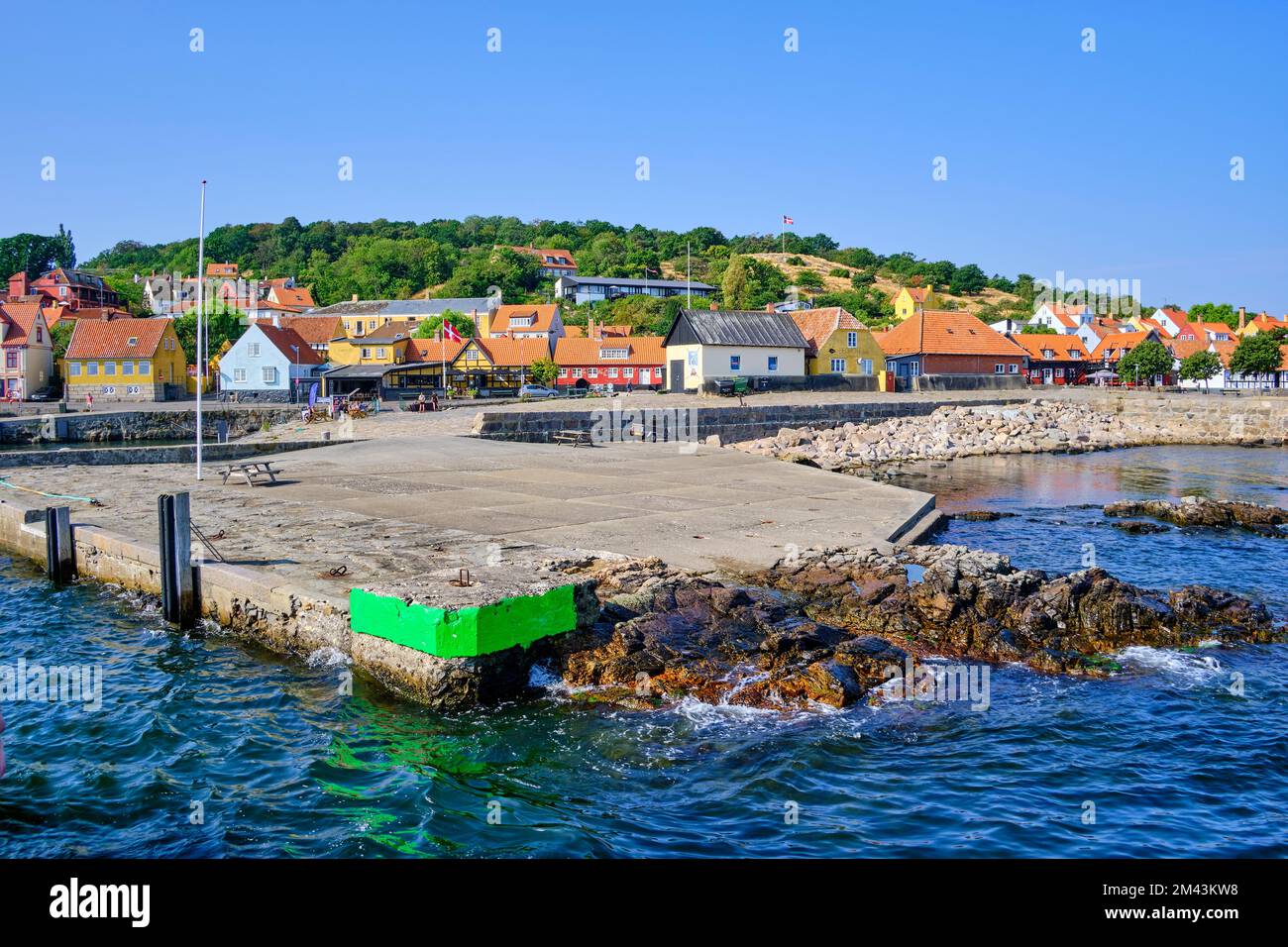 Fronte mare di Gudhjem, isola di Bornholm, Danimarca, 15 agosto 2022. Foto Stock