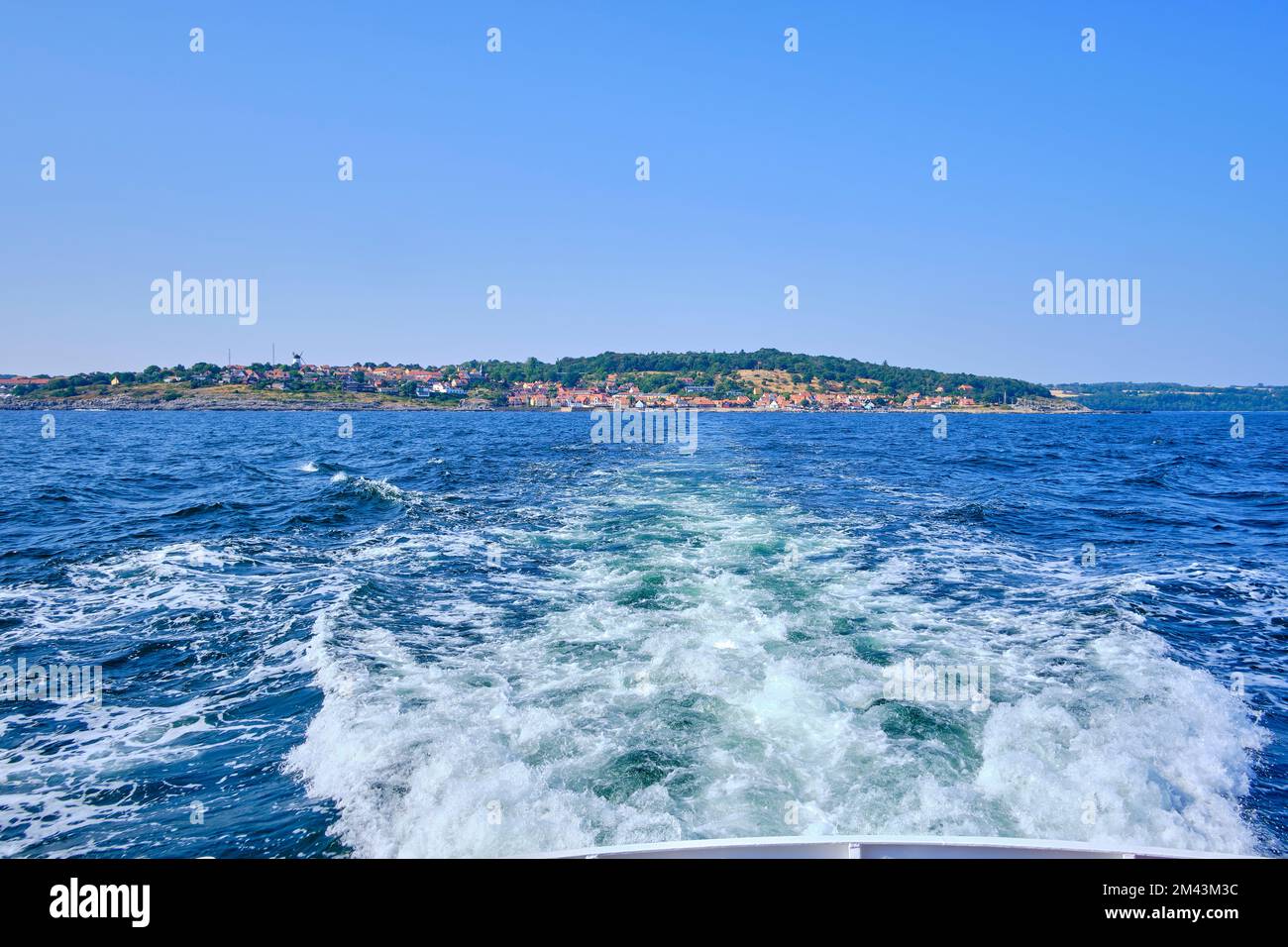 Svegliati dietro una nave e ammira la pittoresca costa di Gudhjem, l'isola di Bornholm, Danimarca. Foto Stock