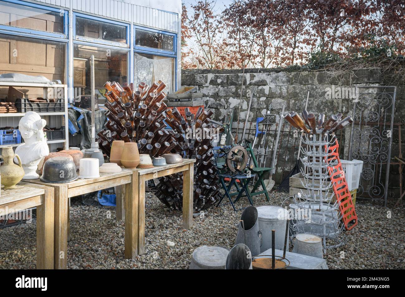 Tongeren. Limburgo - Belgio 13-02-2022. Utensili domestici dal passato al mercato delle pulci. Bottiglie vuote, pentole, lattine da annaffiatura Foto Stock