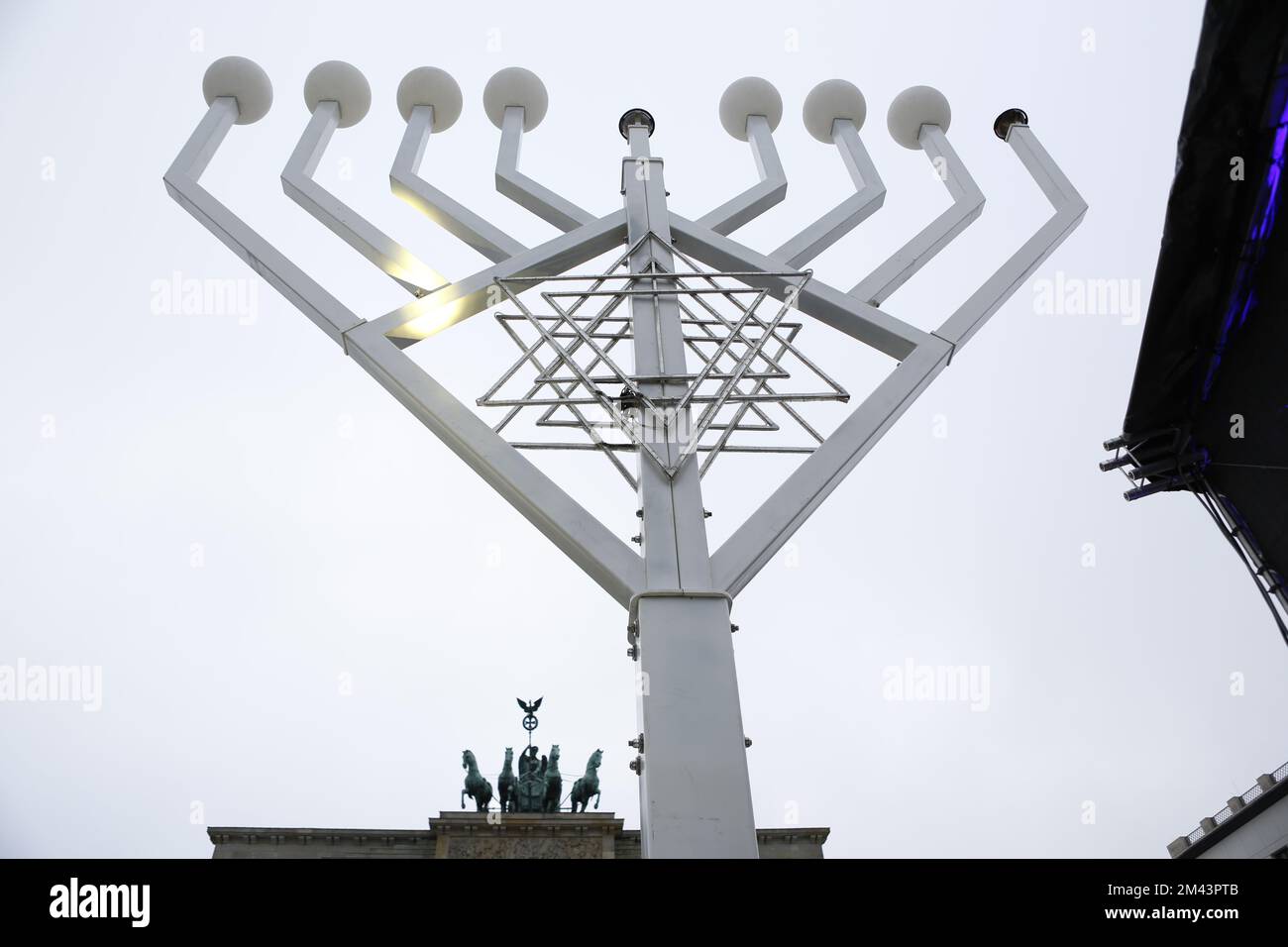 12/28/2022, Berlino, Germania. Il Menorah Hanukkah prima del Tor  Barndenburger. La festa ebraica di otto giorni delle luci Hanukkah inizia  domenica 18 dicembre 2022. L'accensione della prima luce si svolge come una