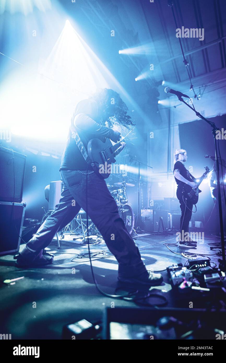 Edimburgo, Scozia. Sab 17 Dicembre 2022. La band inglese Martha sul palco di Summerhall dove ha suonato come parte del concerto di Natale di Humbug del Lost Map Record. Hanno pubblicato il loro quarto album "Please Don't Take Me Back" nell'ottobre 2022. Martha si è formata nei primi anni '2010s nel villaggio di Pity Me nella contea di Durham nel nord-est dell'Inghilterra e sono JC Cairns, Daniel Ellis, Naomi Griffin e Nathan Stephens-Griffin. Foto Stock