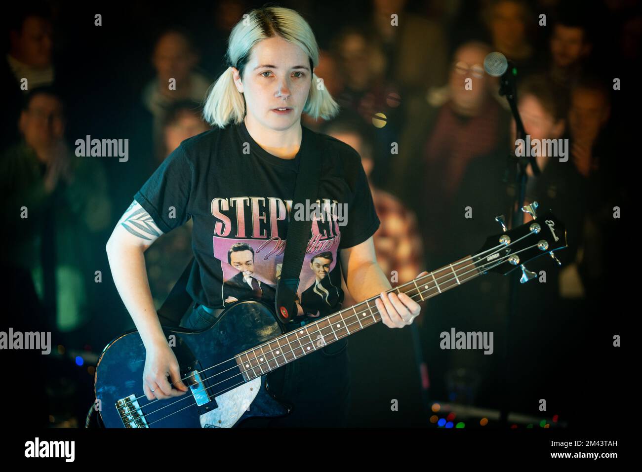 Edimburgo, Scozia. Sab 17 Dicembre 2022. La band inglese Martha sul palco di Summerhall dove ha suonato come parte del concerto di Natale di Humbug del Lost Map Record. Hanno pubblicato il loro quarto album "Please Don't Take Me Back" nell'ottobre 2022. Martha si è formata nei primi anni '2010s nel villaggio di Pity Me nella contea di Durham nel nord-est dell'Inghilterra e sono JC Cairns, Daniel Ellis, Naomi Griffin e Nathan Stephens-Griffin. Foto Stock