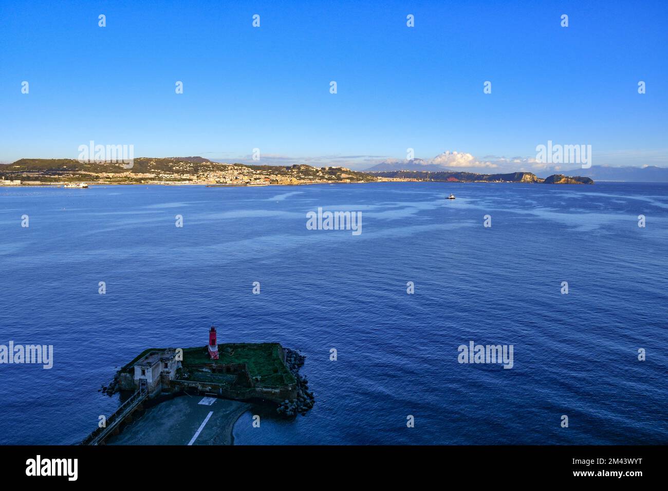 Vista della costa e del golfo a nord della città di Napoli Foto stock -  Alamy