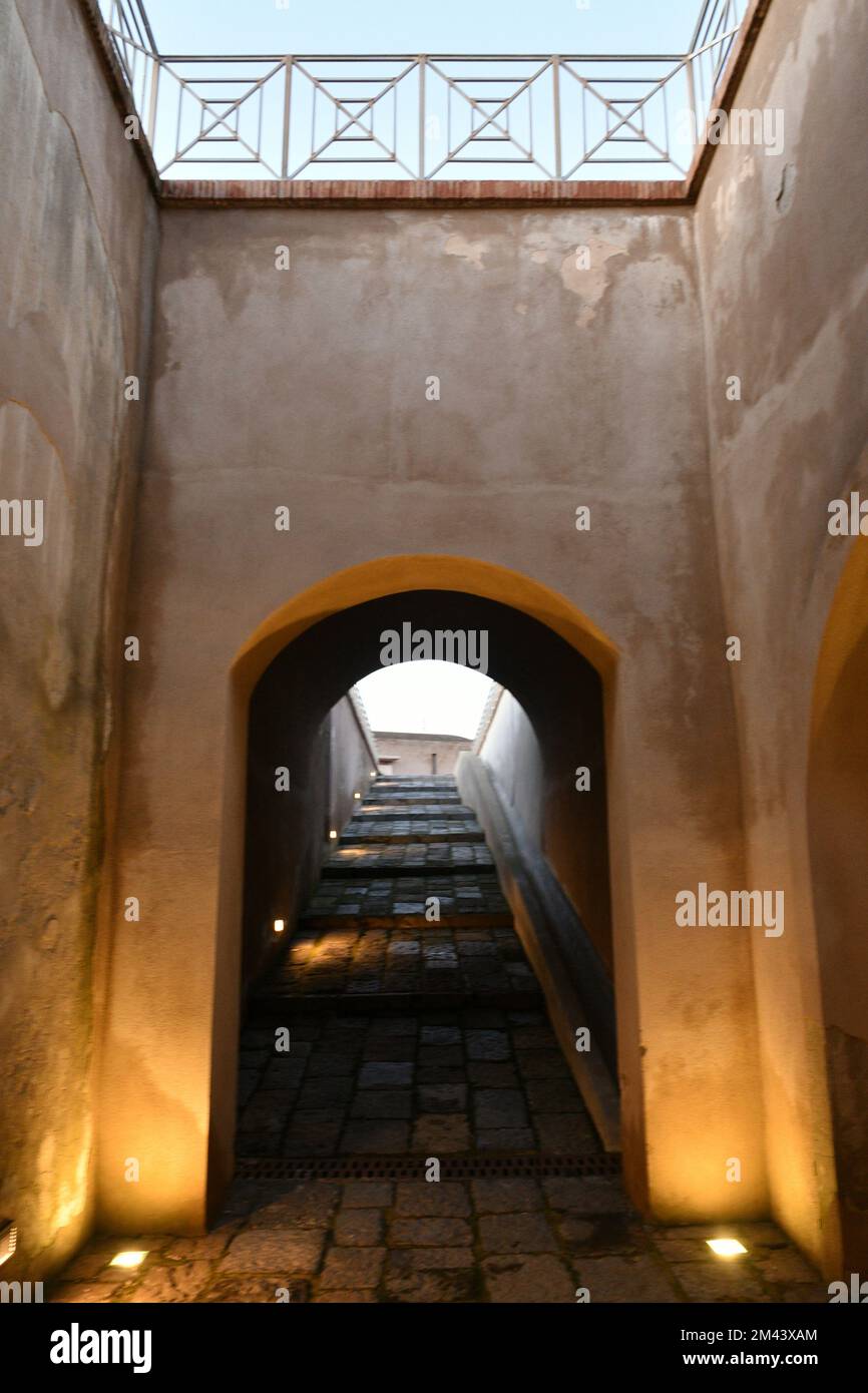 Una strada stretta lungo le mura del castello di Baia, Italia. Foto Stock