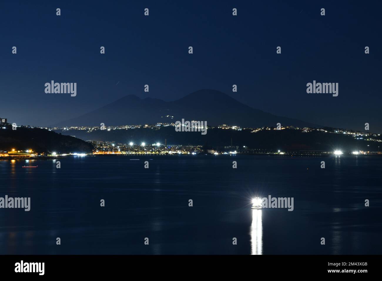 Vista notturna della costa e del golfo a nord della città di Napoli. Foto Stock